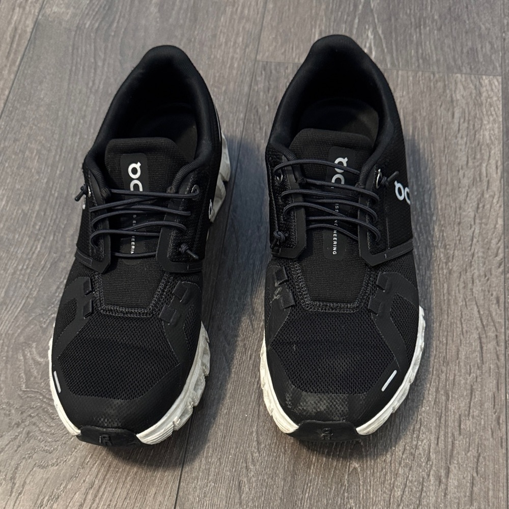 On Running women’s Black and White Athletic Shoes